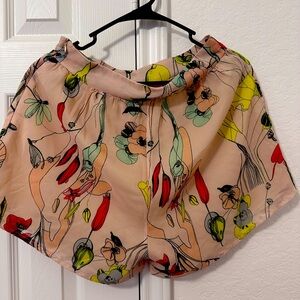 Women short pants 👖with the flowers 💐on size small, cream colored,side zipper